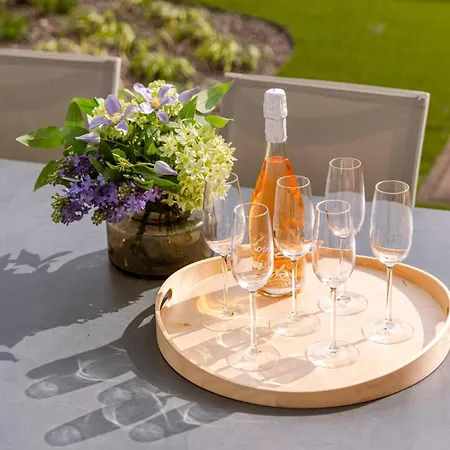 Huswell - With Sunny Garden For Up To 10 Guests