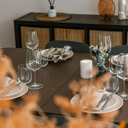 Huswell - With Sunny Garden For Up To 10 Guests Le Coq