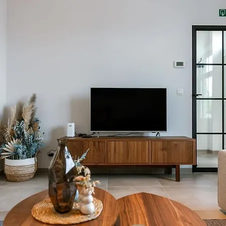 Huswell - With Sunny Garden For Up To 10 Guests