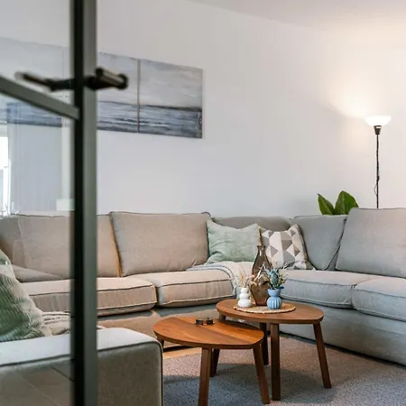 Huswell - With Sunny Garden For Up To 10 Guests Hébergement de vacances